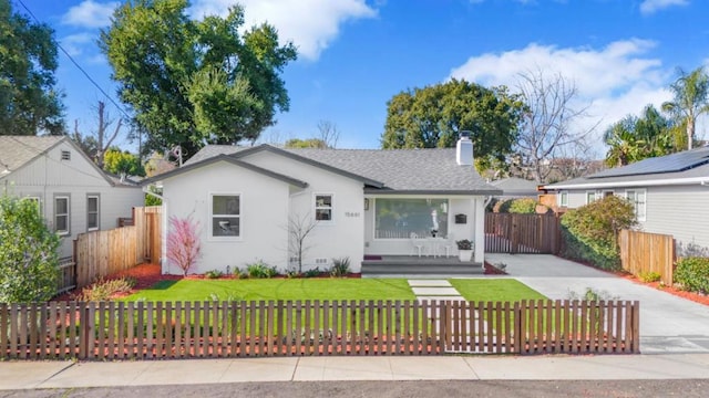 view of front of house with a front yard