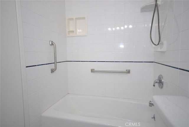 bathroom featuring tiled shower / bath