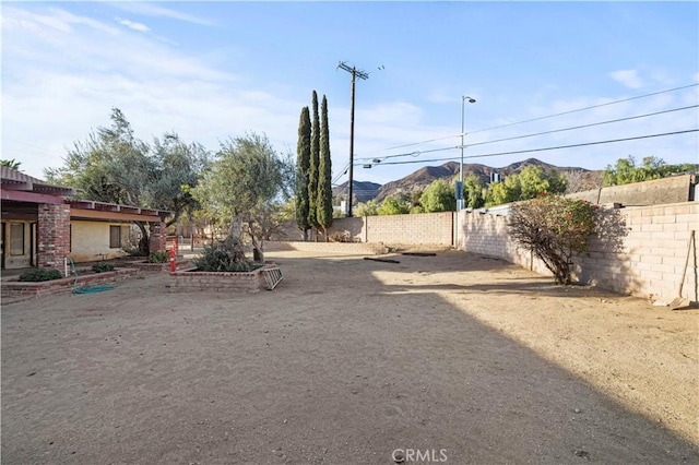 view of yard with a mountain view