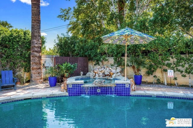 view of pool featuring an in ground hot tub and pool water feature