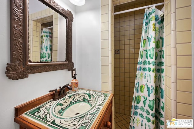 bathroom featuring sink and a shower with curtain