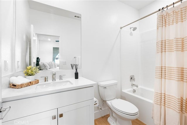 full bathroom with toilet, vanity, and shower / bath combo