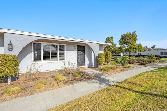 view of front of house with a front lawn