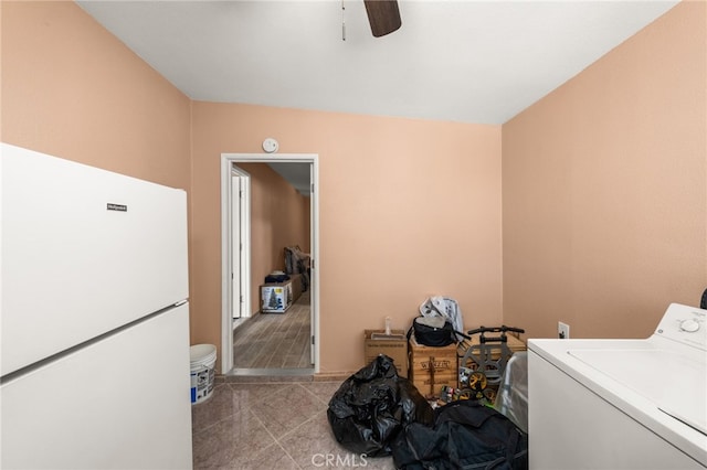 washroom with ceiling fan and washer / clothes dryer