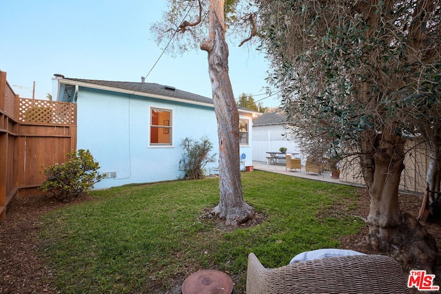 view of yard featuring a patio area