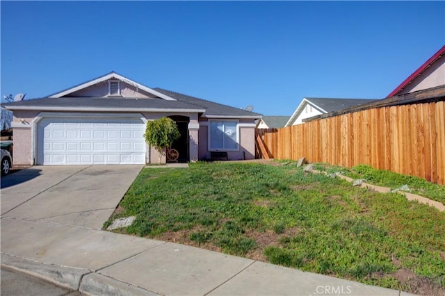 view of front of house featuring a garage and a front yard