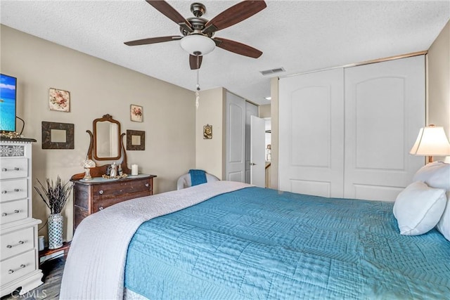 bedroom featuring a textured ceiling and ceiling fan