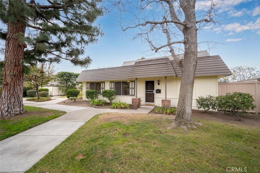 single story home featuring a front yard