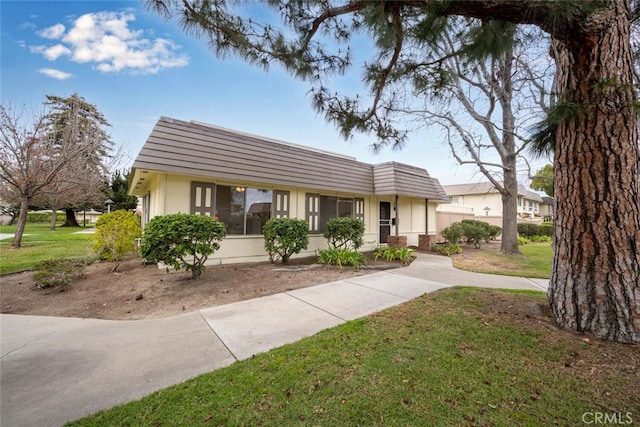 single story home with a front yard