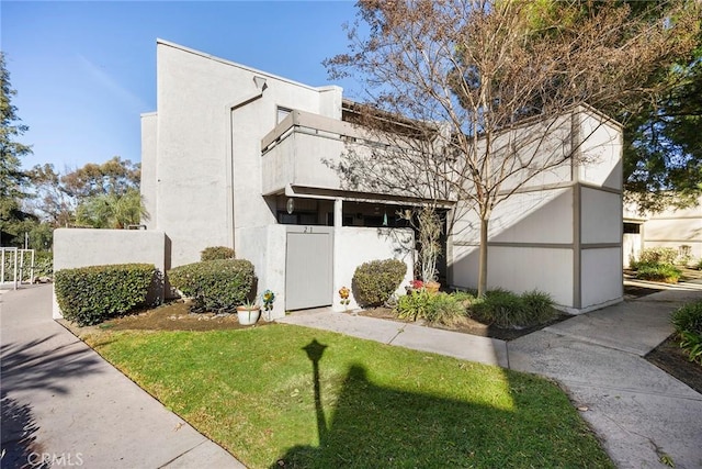 view of front facade featuring a front lawn