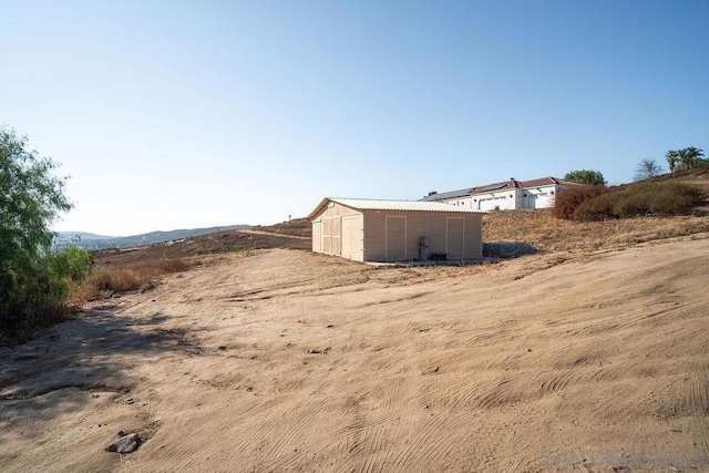 view of yard featuring an outdoor structure