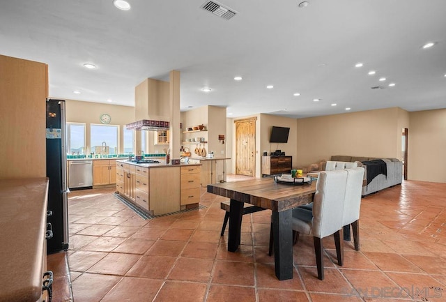 dining area featuring sink and light tile patterned floors