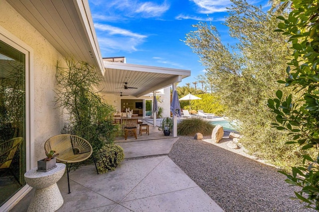 view of patio featuring ceiling fan