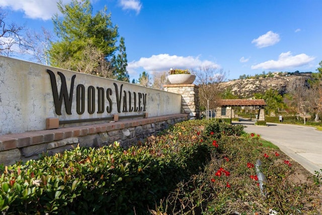 community / neighborhood sign featuring a mountain view