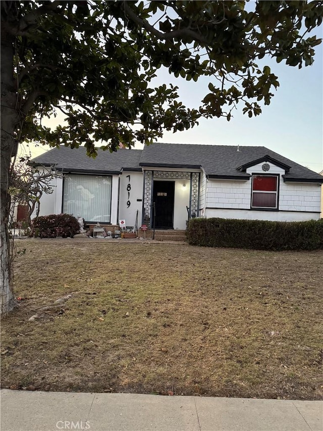 view of front of property featuring a lawn