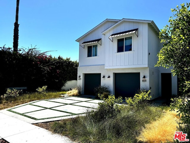 view of front facade featuring a garage