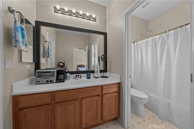 bathroom with a shower with curtain, vanity, and toilet