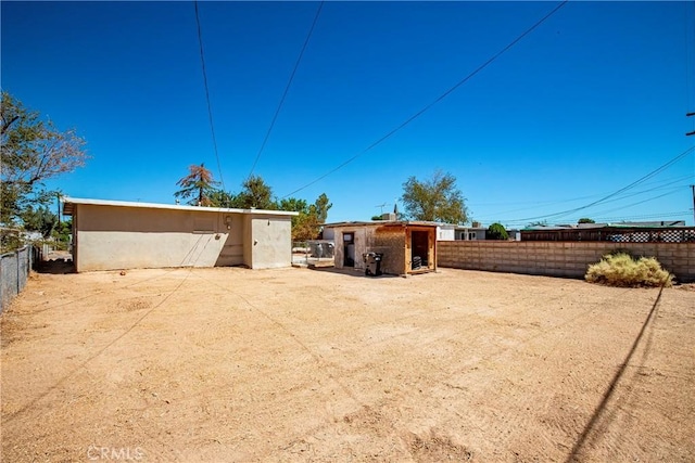 view of yard with an outdoor structure