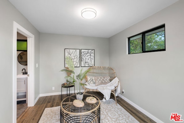 sitting room with sink and dark hardwood / wood-style flooring