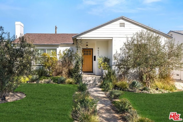 view of front facade with a front yard