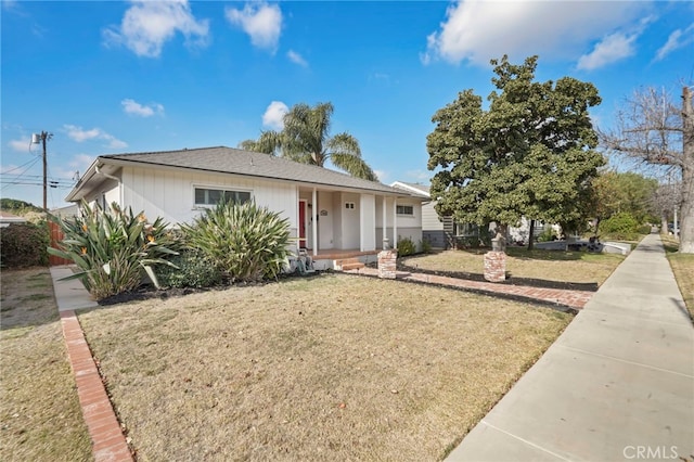 view of front of house featuring a front yard