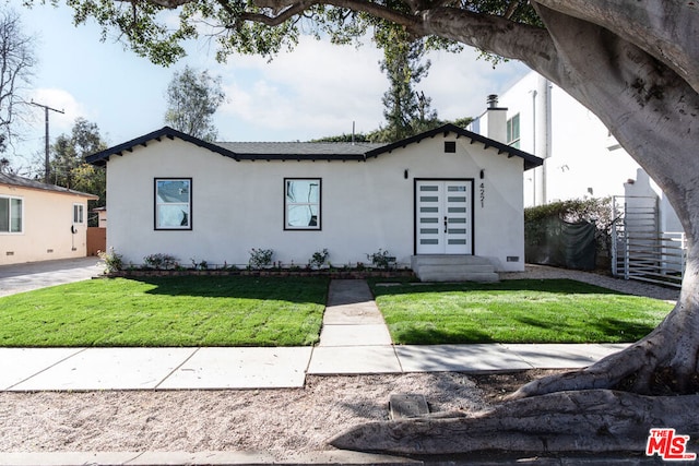 view of front of home featuring a front lawn