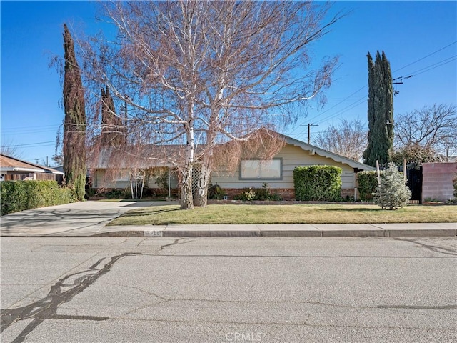 ranch-style house featuring a front lawn