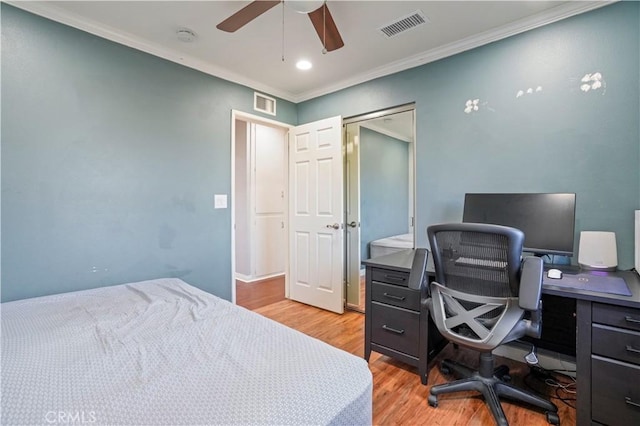 bedroom with crown molding, light wood-type flooring, and ceiling fan