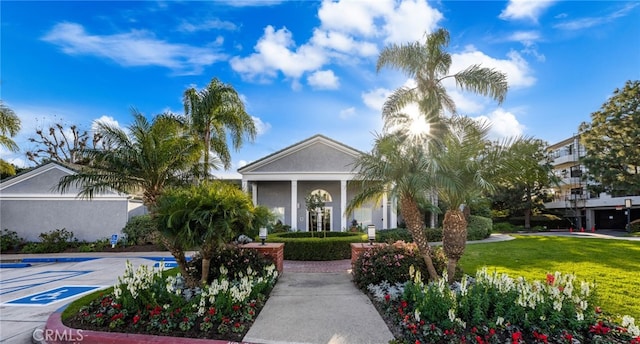 view of front facade with a front yard