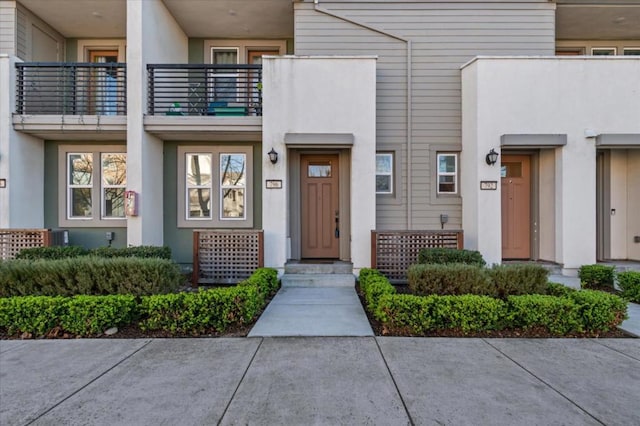 property entrance featuring a balcony