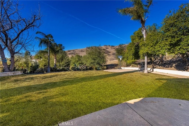 view of yard with a mountain view