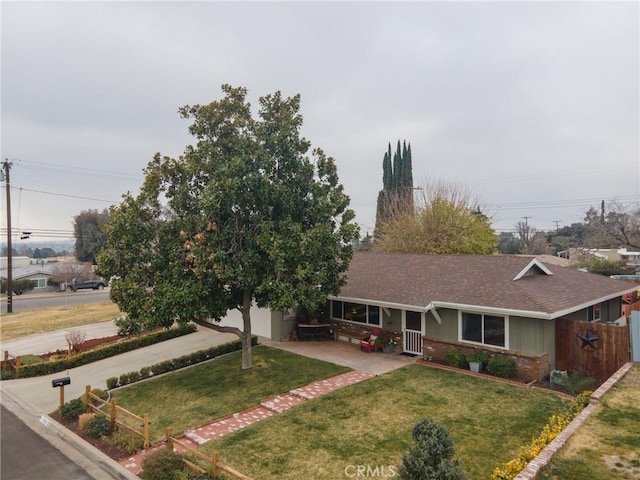 view of front of home featuring a front lawn