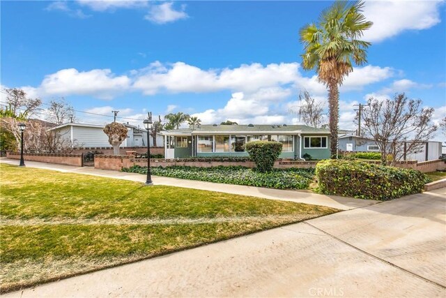 ranch-style home featuring a front lawn