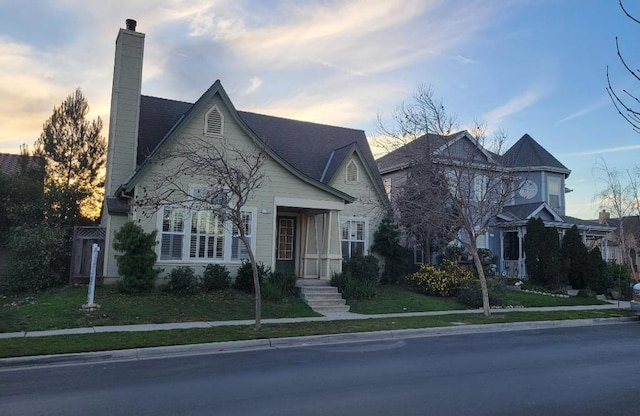 view of front facade with a lawn