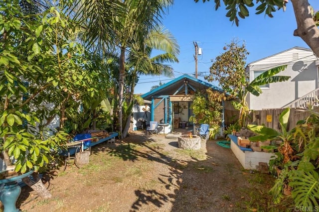 view of yard with an outdoor structure