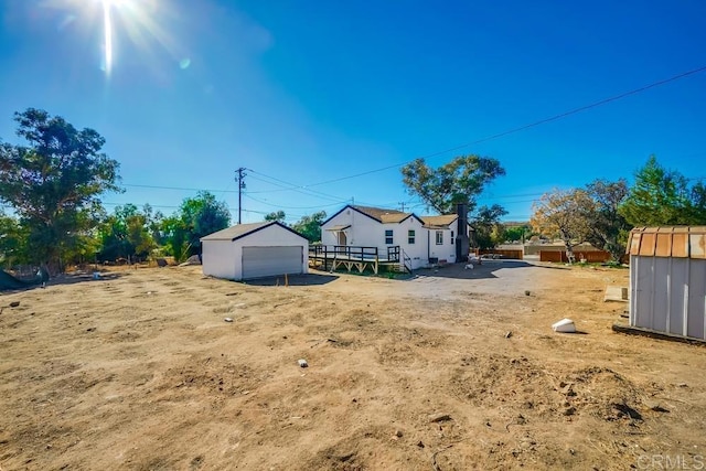 view of yard featuring a garage and an outdoor structure