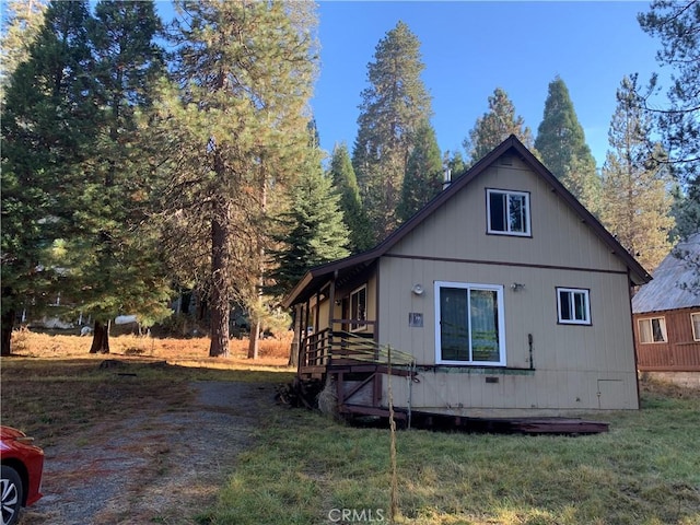 view of front of house featuring a front yard