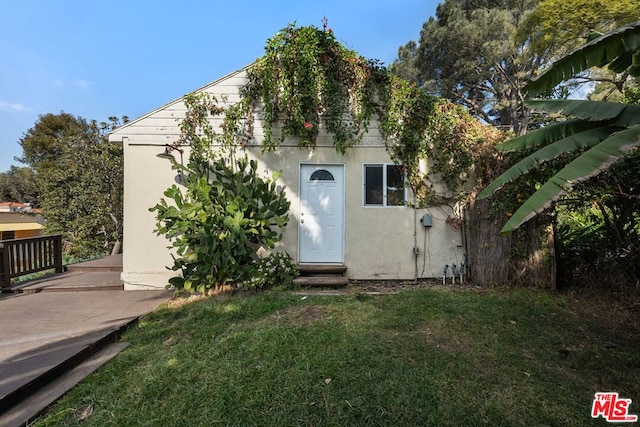 view of front of house featuring a front yard