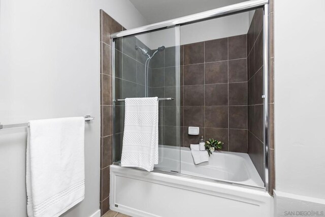 bathroom with combined bath / shower with glass door