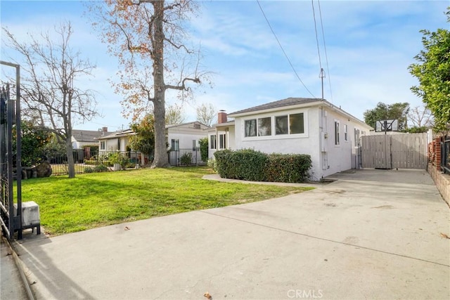 ranch-style house featuring a front lawn