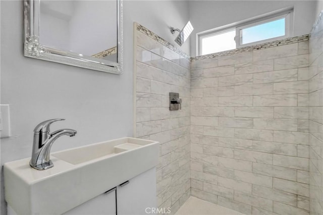 bathroom featuring a tile shower