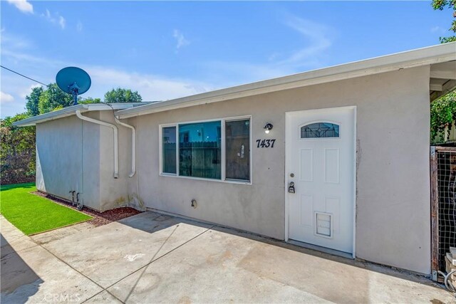 74357437 Balcom Ave, Reseda, CA 91335 - entrance to property with stucco siding and a patio