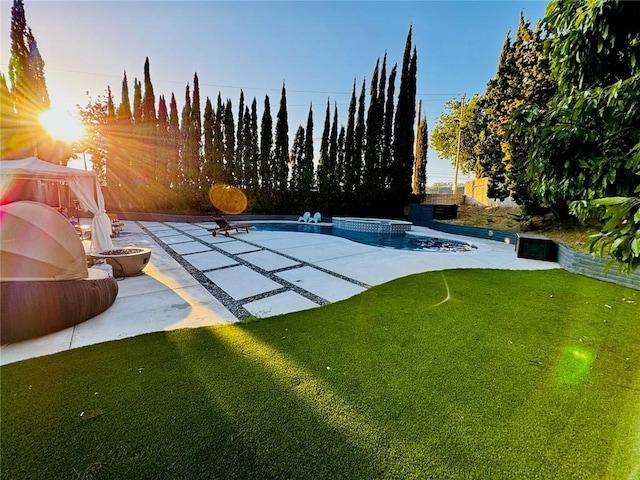 view of yard featuring a patio area