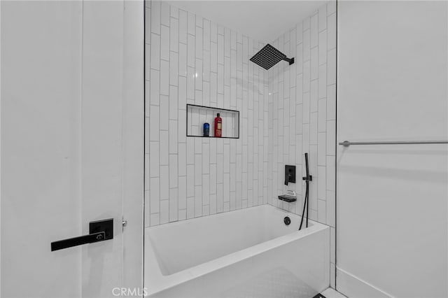 bathroom featuring tiled shower / bath