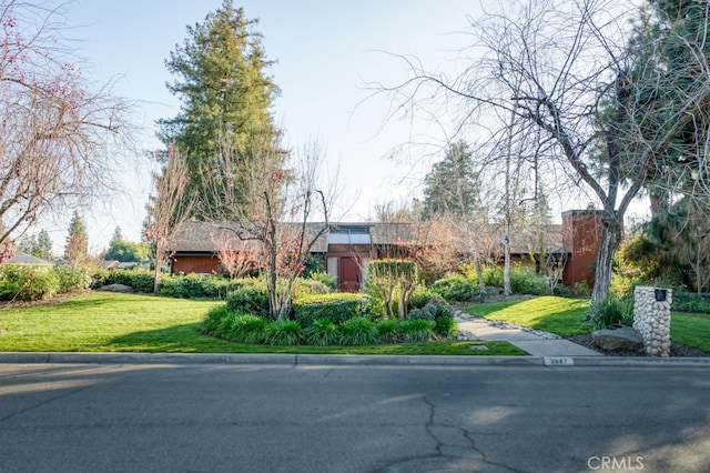 view of front of house featuring a front lawn