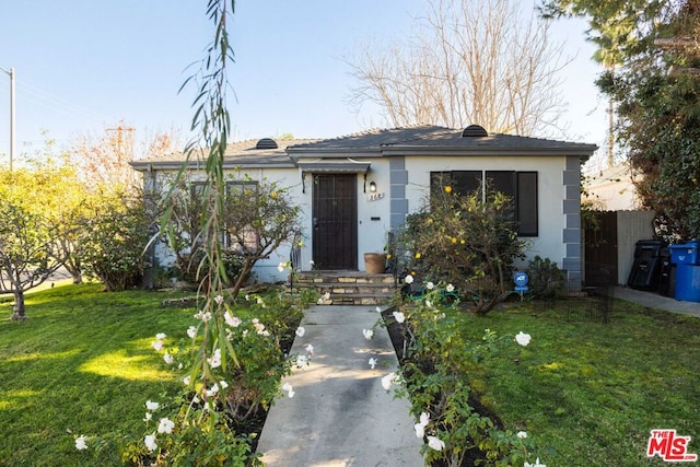 view of front of home featuring a front lawn