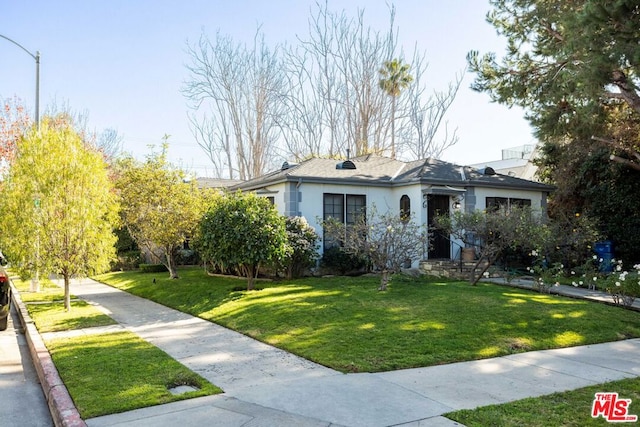 view of front facade featuring a front yard