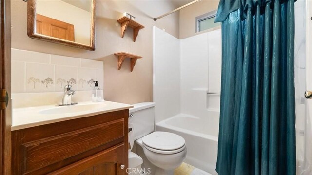 full bathroom featuring toilet, shower / tub combo with curtain, decorative backsplash, and vanity