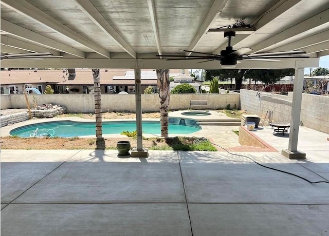 view of swimming pool with an in ground hot tub, ceiling fan, and a patio area