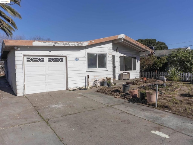 view of front facade featuring a garage